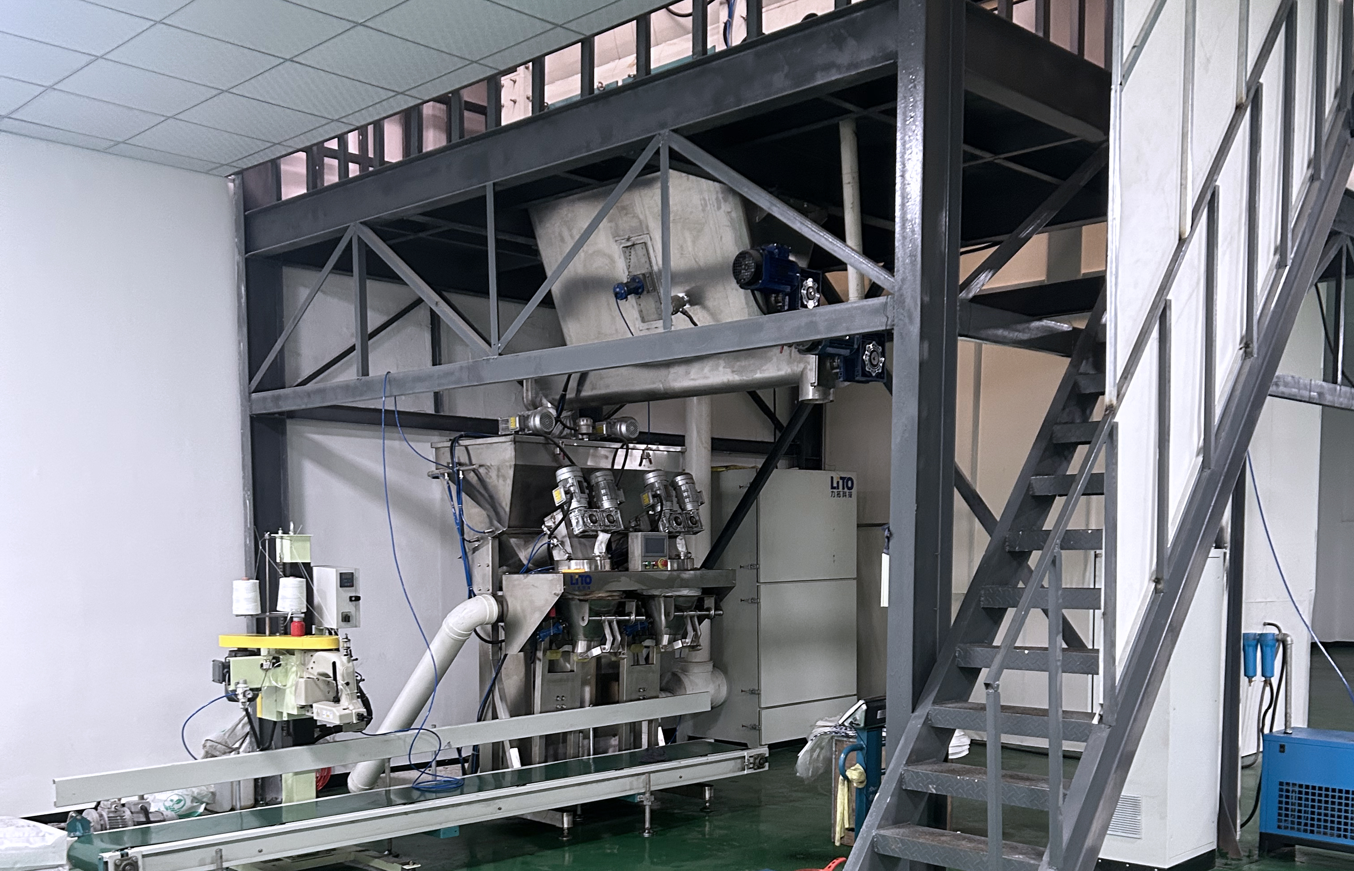 Automatic packaging machinery suitable for potassium sulfate